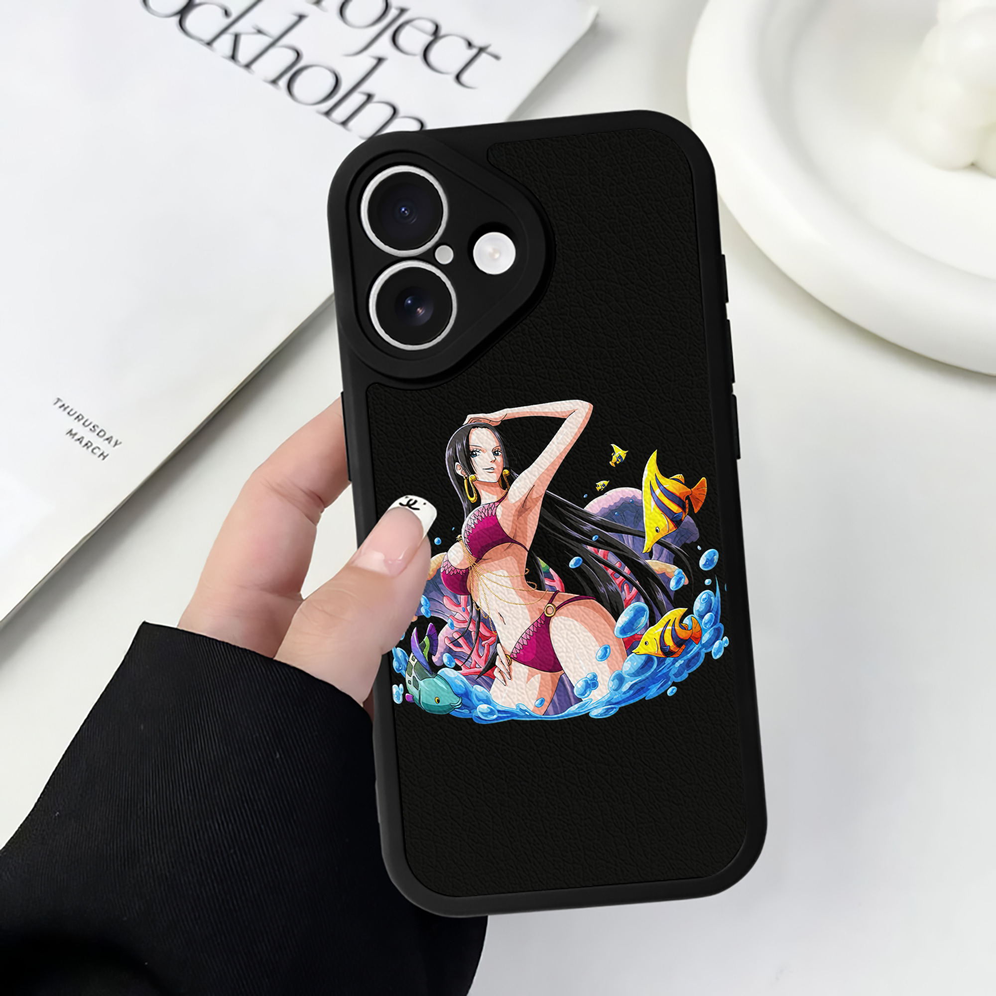 （画像用） ワンピース ボア・ハンコック ONE PIECE Boa·Hancock 【iPhone 16シリーズ対応】シリコンスマホケース（レザー調） 材質：シリコン